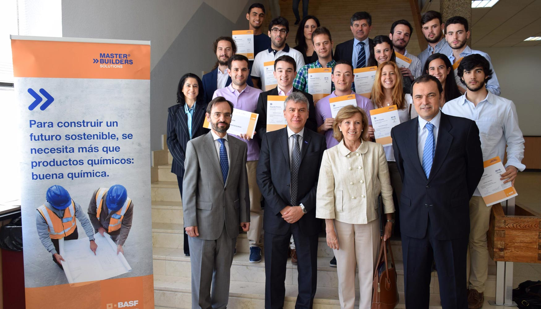 Foto de grupo con los ganadores de los XVII Premios BASF de la ETSICCP