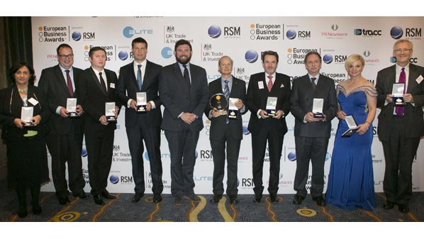 Foto de grupo con los premiados