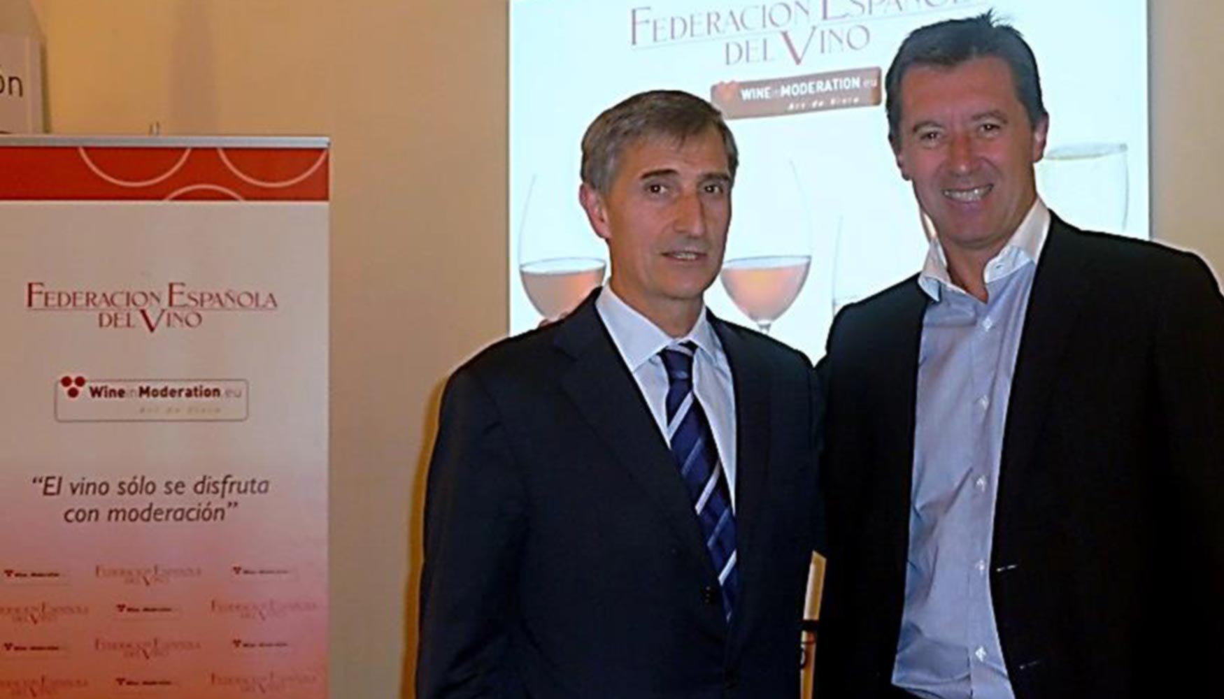 Christian Barr (der.), nuevo presidente de la FEV, posa junto a Javier Pags (izq.), que pasa a ocupar la vicepresidencia segunda...