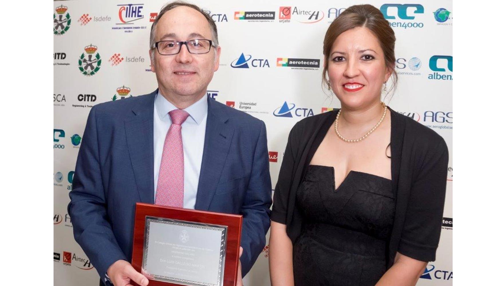 Luis Gallego con Estefania Matesanz, decana del COIAE, durante la entrega del premio