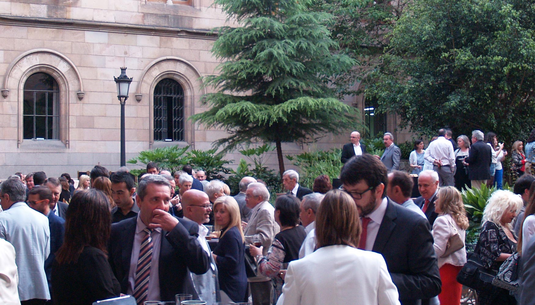 La gala grfica empez con un cctel en los jardines de la Universidad de Barcelona. Foto: Monmar Comunicaci
