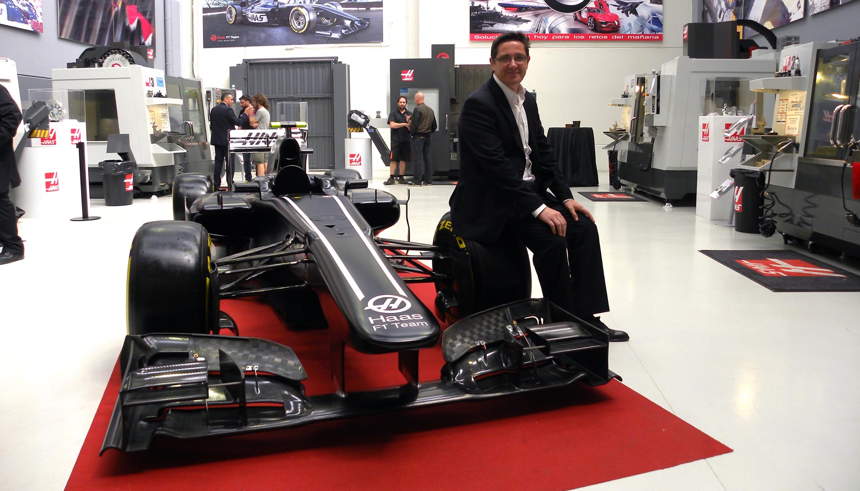 Gerard Guitart, gerente comercial de HiTec Mquinas, junto al prototipo preparado por Haas para F1