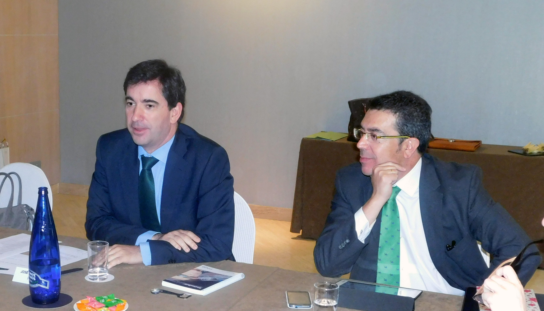 De izquierda a derecha: Jos Luis Solana, director comercial y de Marketing de Saint-Gobain PAM, y Juan Jos Sez, jefe de producto de Vlvulas...