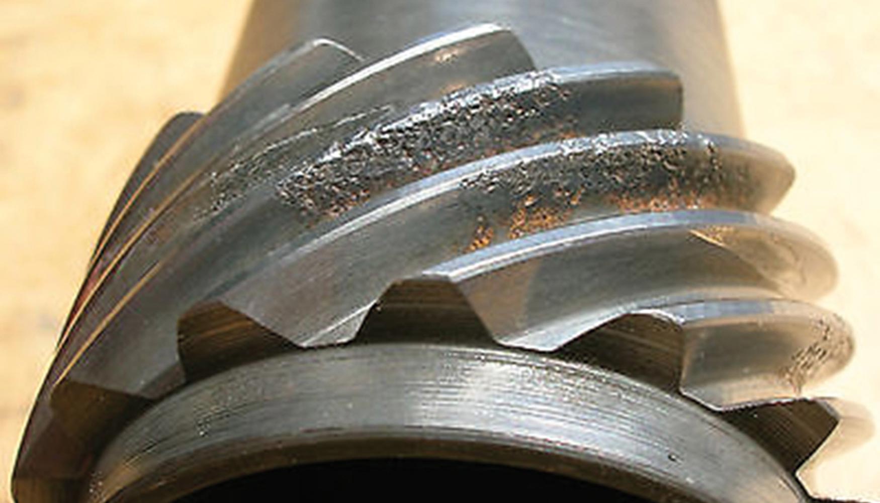 Pitting en los flancos de un engranaje helicoidal. [Fuente: www.car-truck-parts.com]