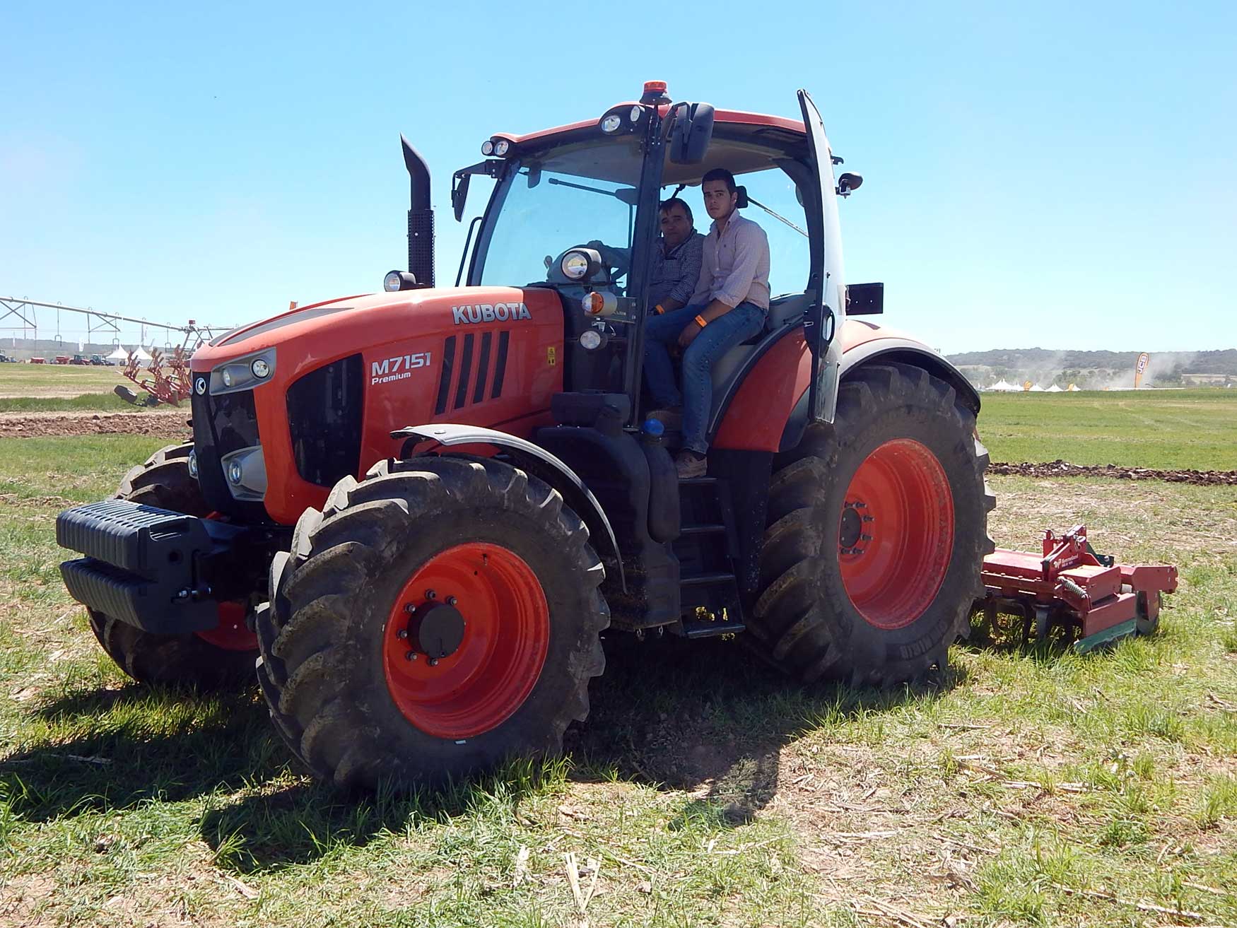 Antonio Higuera, propietario del concesionario segoviano Agrocomercial Higuera, montado junto a su hijo en el nuevo M7151 Premium...