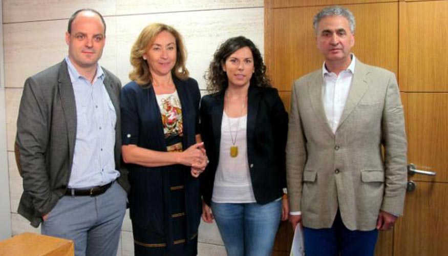 La directora general de Investigacin y Desarrollo Rural, Mara Martn, junto a los responsables de InterQumica, Javier Prez y Elisa Villaro...