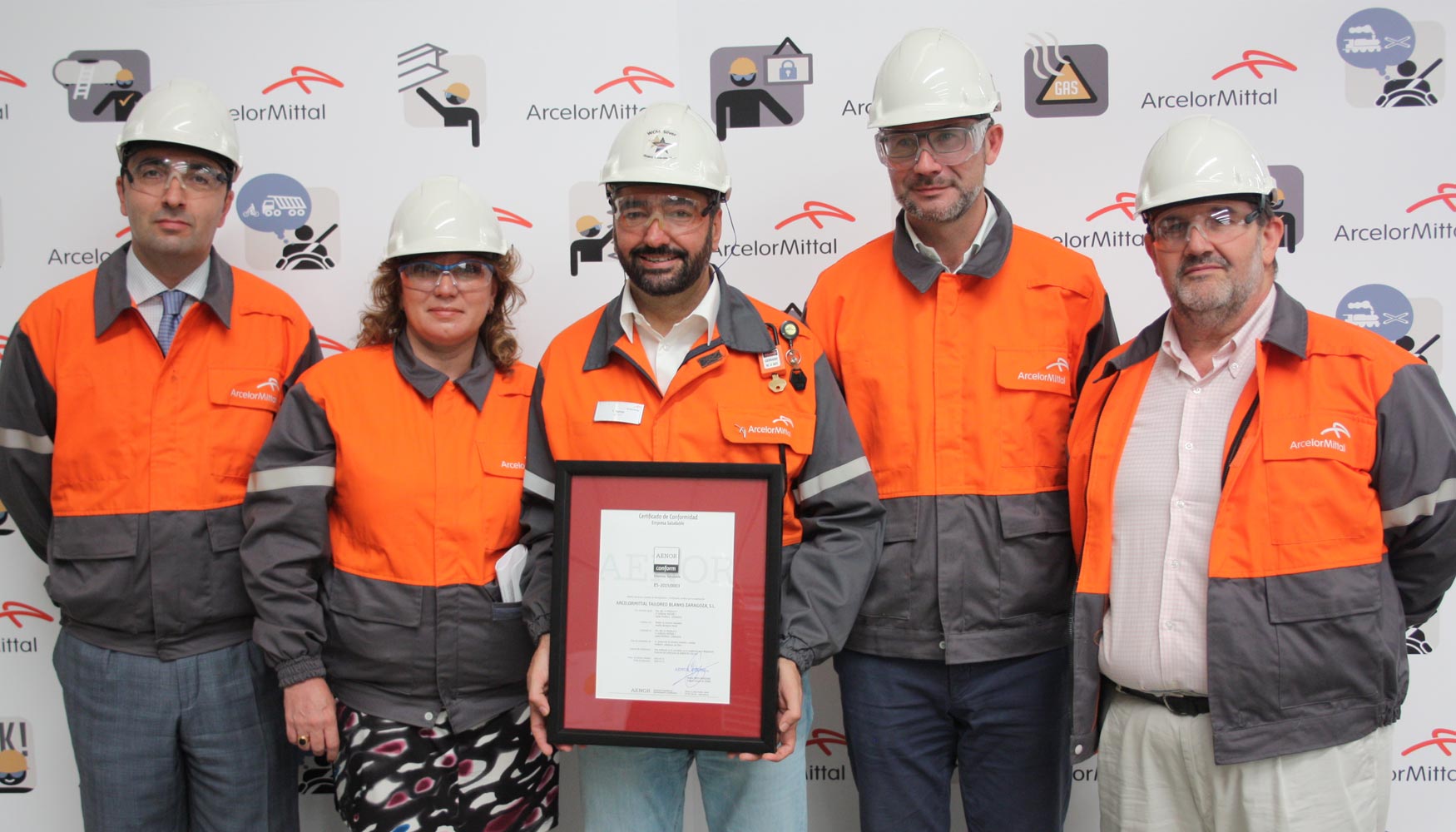 El gerente de ArcelorMittal Tailored Blanks Zaragoza, Toms Ramos recibi el reconocimiento de Mara Luisa Claver, directora de Aenor en Aragn...