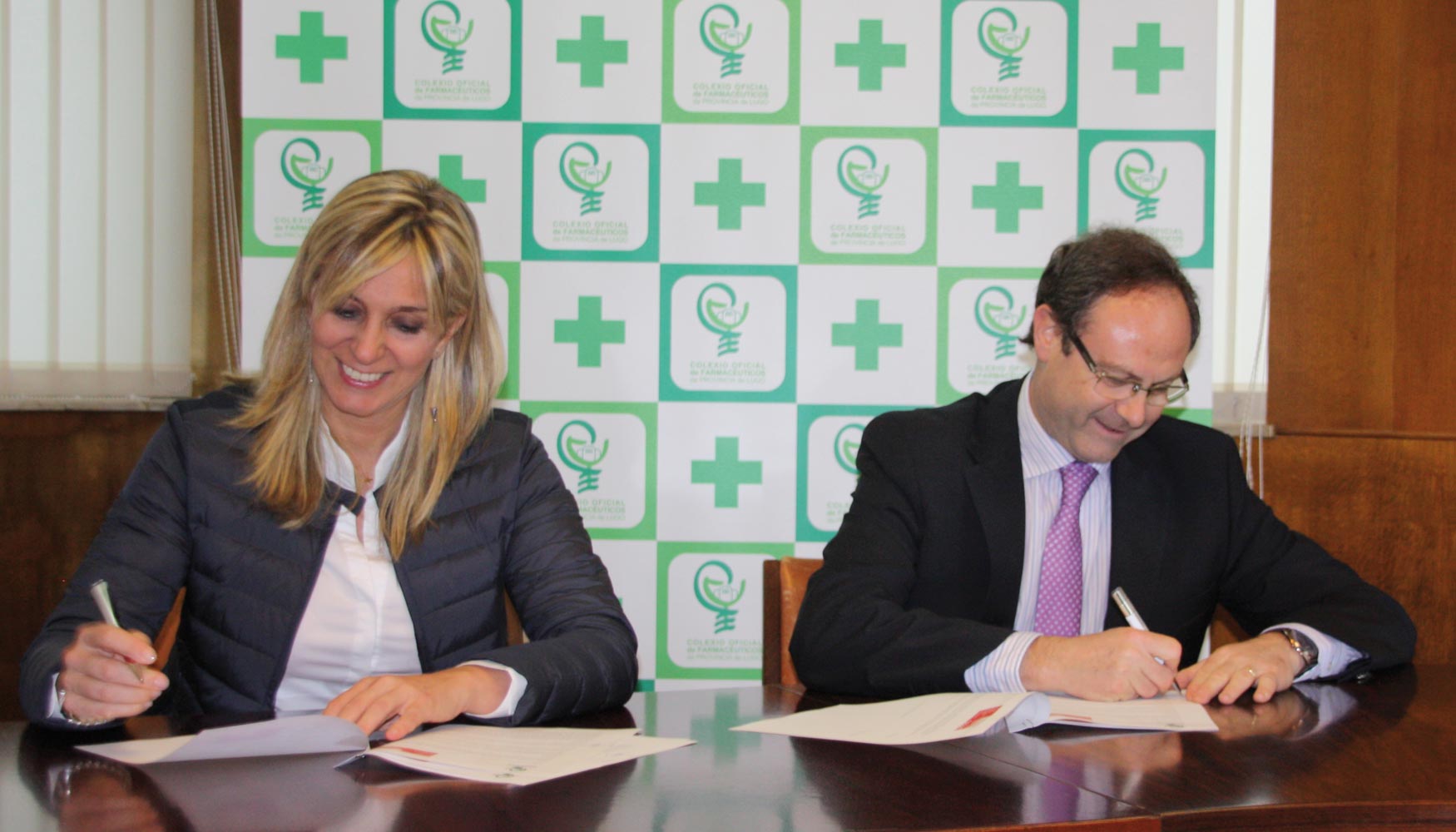 La presidenta del Colegio Oficial de Farmacuticos de Lugo, Ana Prieto, y el presidente de Sefac, Jess C. Gmez, han suscrito el convenio...