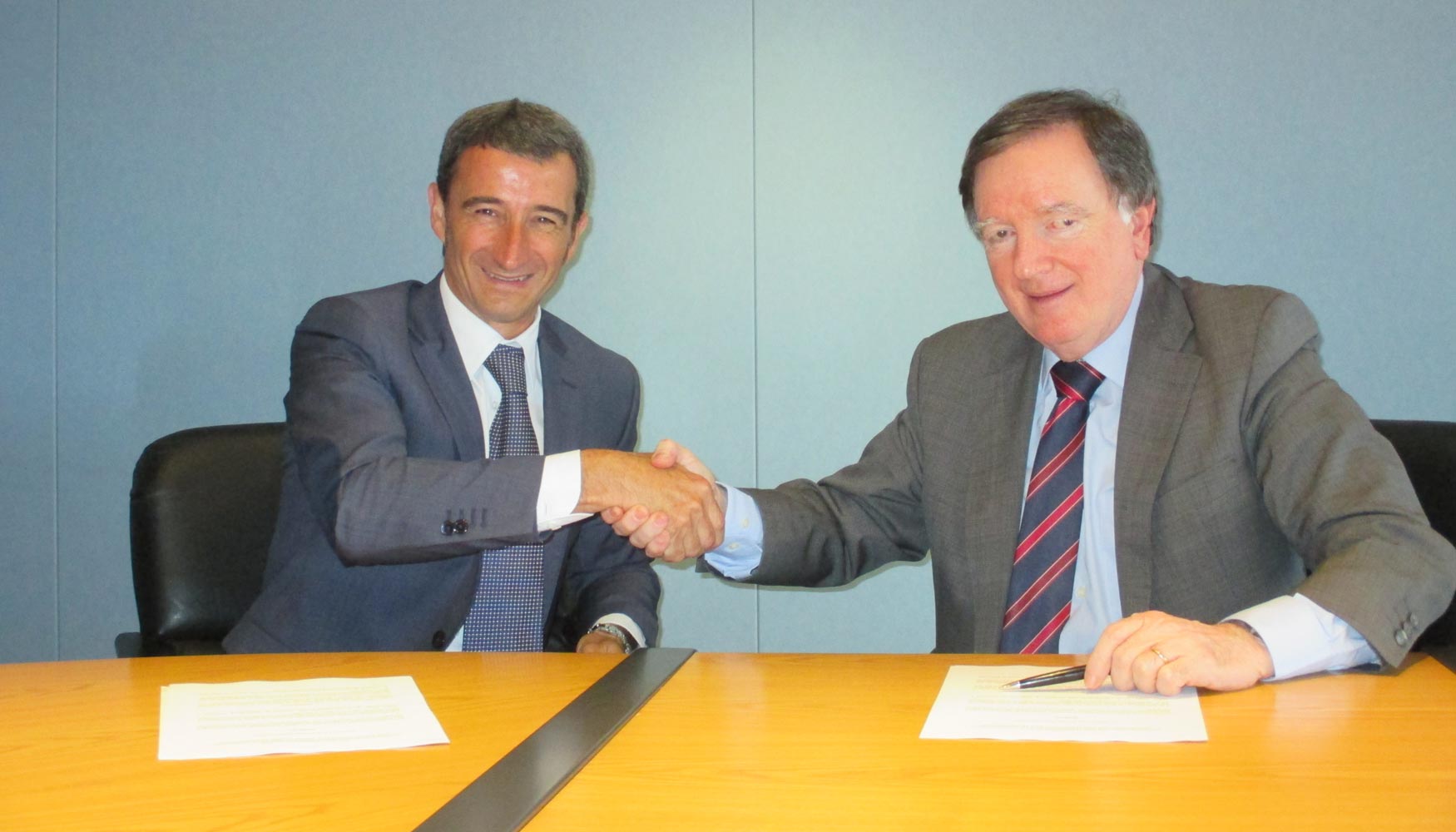 Firma del convenio entre Esteban Cuesta, director de Efiaqua (izquierda) y Fernando Morcillo, presidente de AEAS