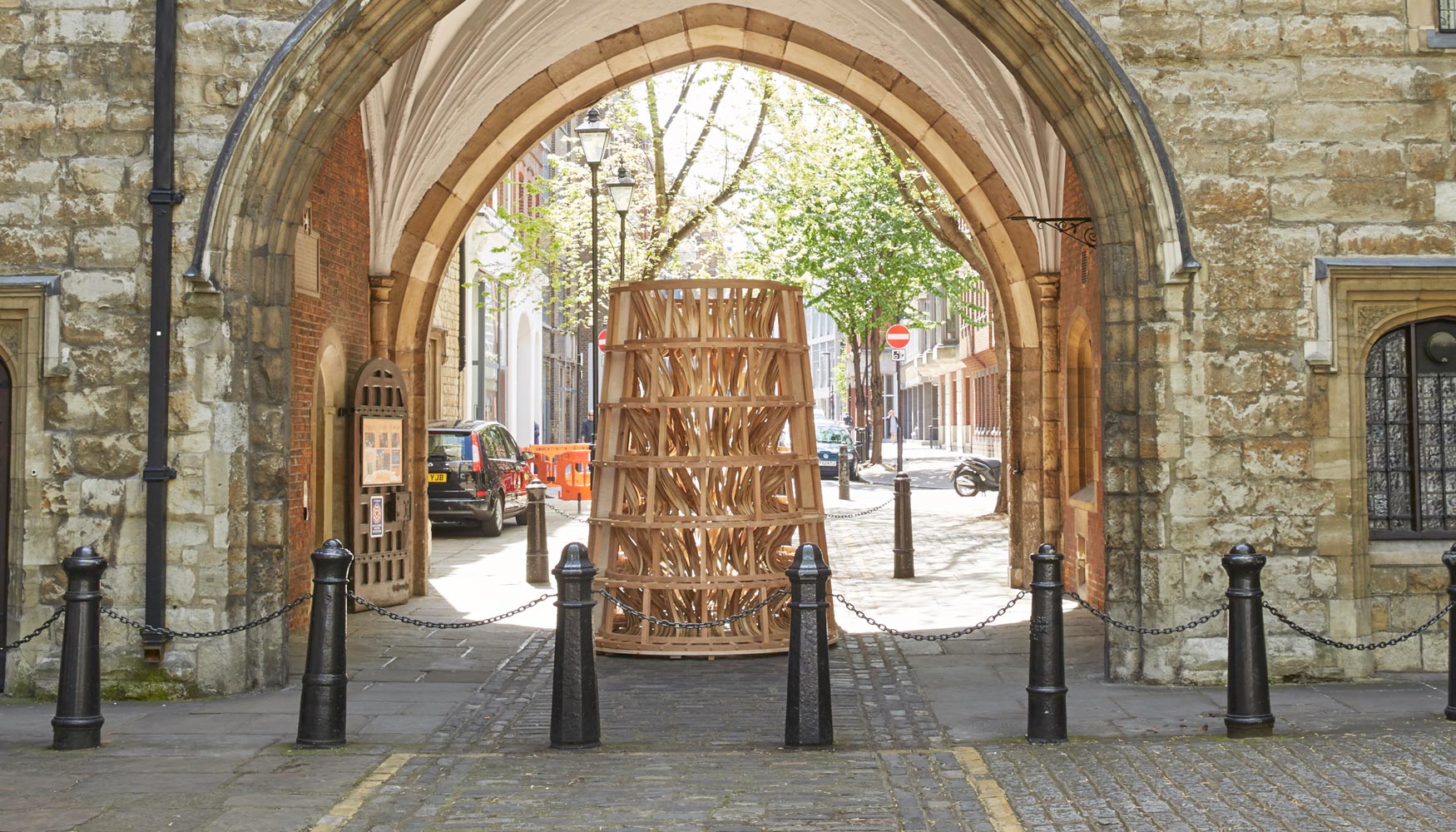 The invisible Store of Happiness bajo el arco del Museo de la Orden de St. John, en Londres, durante la Clerkenwell Design Week...