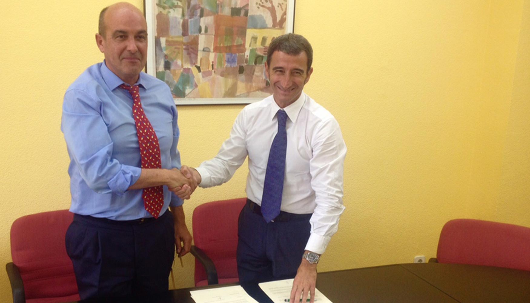 Firma del convenio entre Esteban Cuesta (derecha) y ngel Ortega