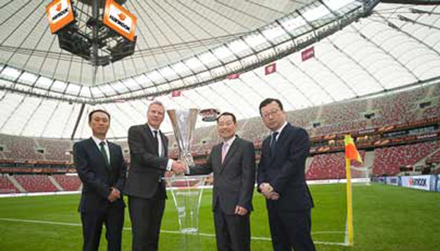 Gangseung Lee, vicepresidente de Marketing & ventas de Hankook Tire Europe; Guy-Laurent Epstein, UEFA Events SA marketing director; Ho-Youl Pae...