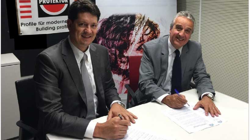 Daniel Fernndez, director comercial de Protektor, y Francesc Busquets, vicepresidente de Anfapa, firman el nuevo acuerdo de patrocinio...