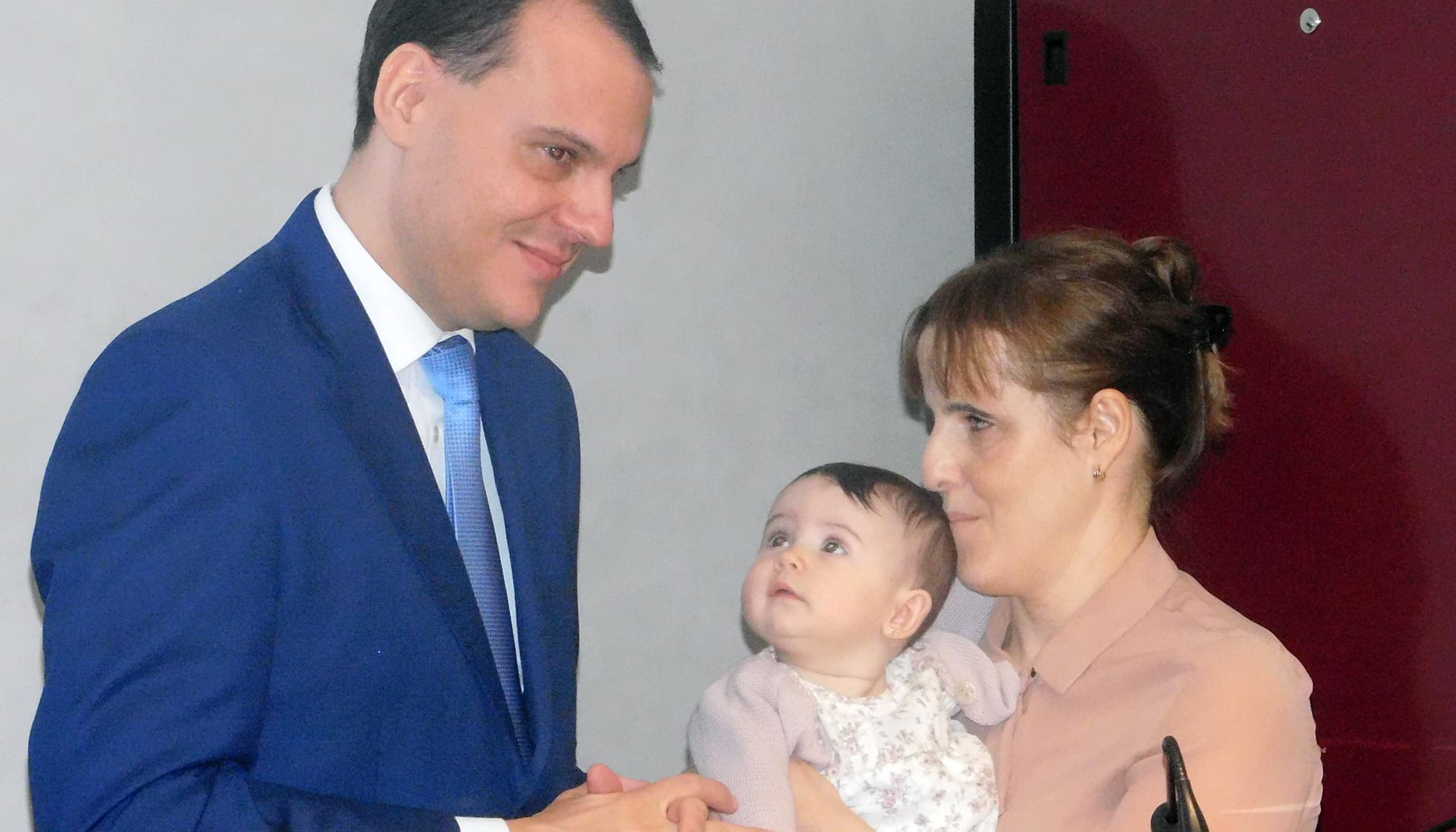 Eugenio y Carolina posan junto con su hija Leire