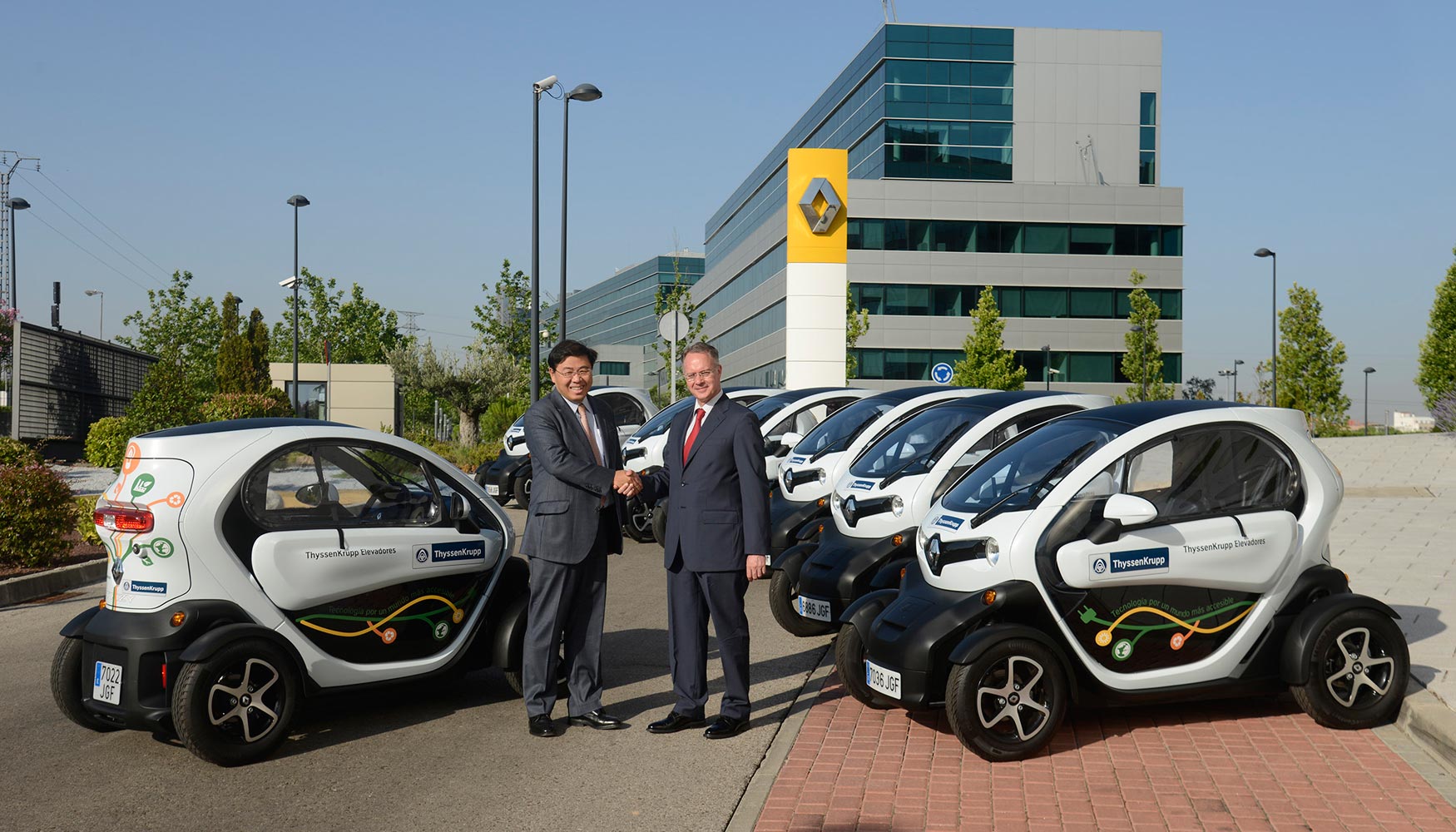 ThyssenKrupp y Renault Espaa han formalizado la entrega de siete vehculos elctricos Renault Twizy que se incorporarn a la flota de coches no...