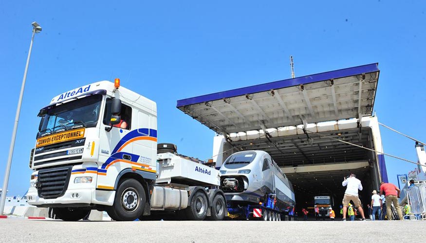 Imagen de la llegada del primer TGV de Marruecos al puerto de Tnger