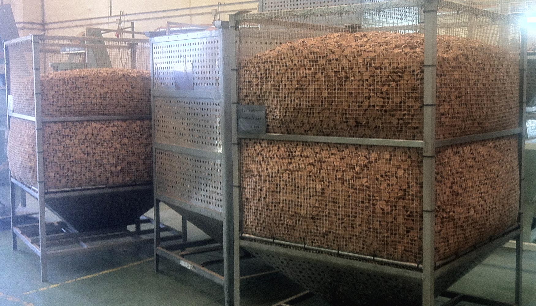 Discos de corcho natural de 6,5 mm de espesor almacenados en silos hasta su utilizacin