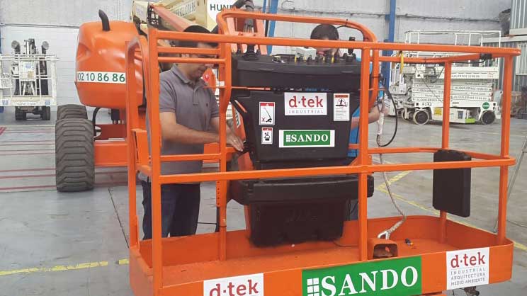 T�cnicos instalando el dispositivo de seguridad