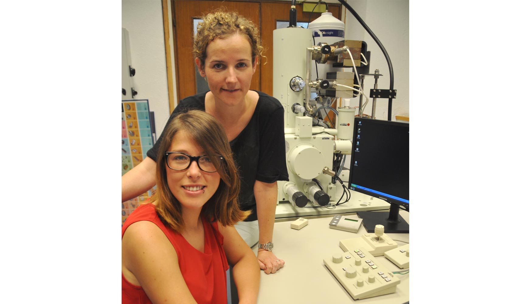 La investigadora Angela Veiga (sentada) junto con su compaera de trabajo Shandra Sainz, en uno de los laboratorios de Ceit-IK4...