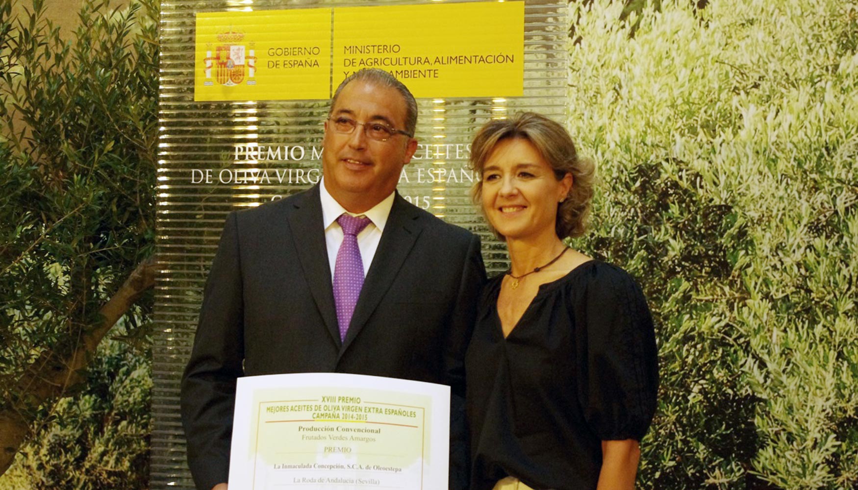 lvaro Olavarra, director general de la cooperativa Oleoestepa, junto a la ministra Isabel Garca Tejerina