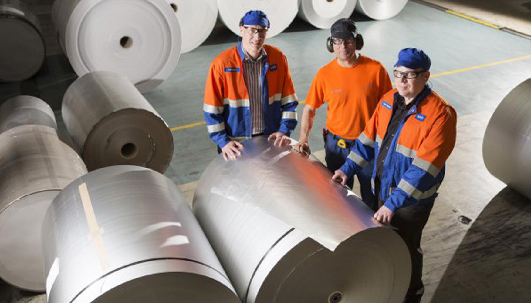 Kari Salminen, Ahti Vuorinen y Janne Ahonen mientras inspeccionan los revestimientos