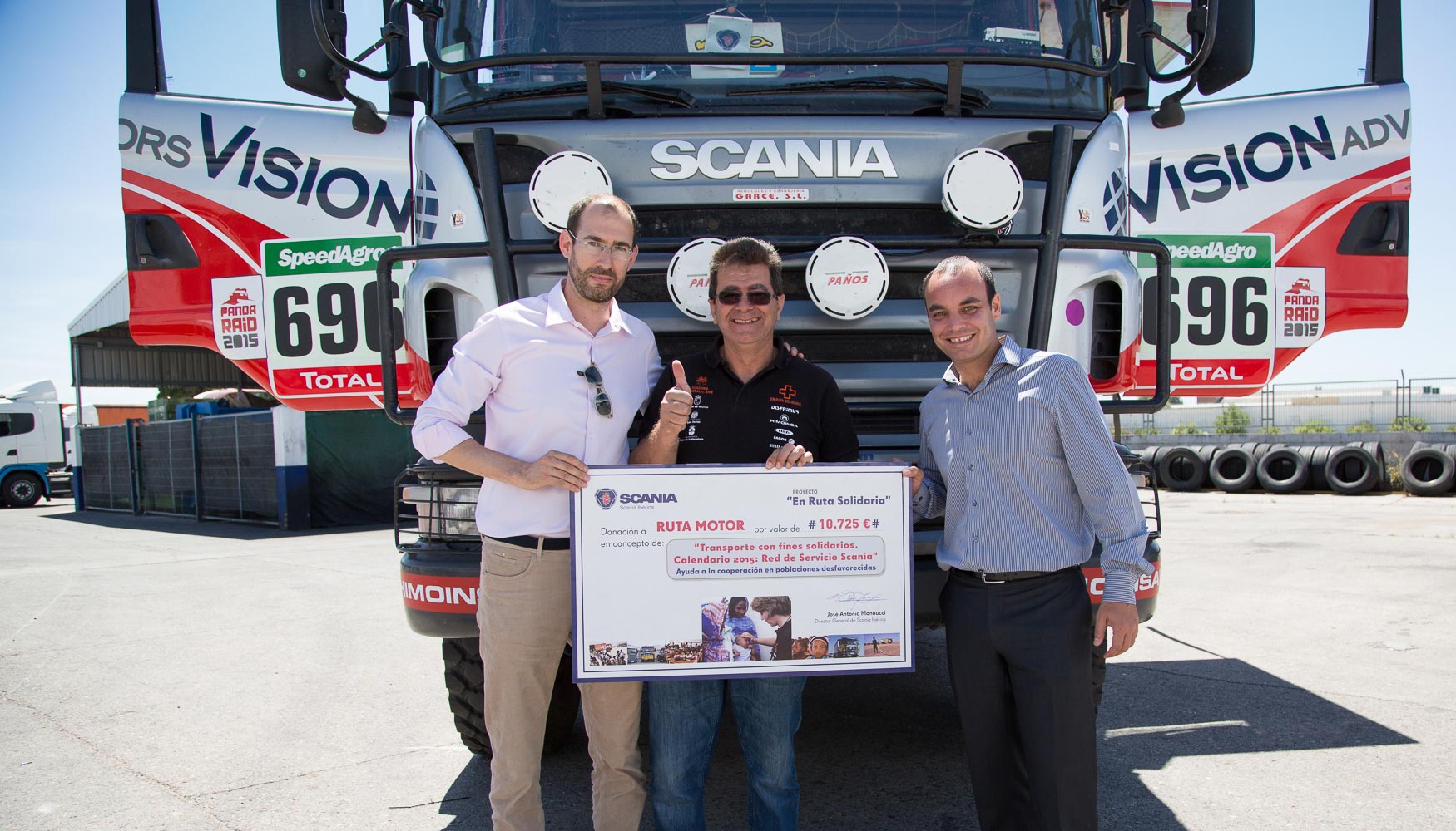 Rafael Vara, director de Recursos Humanos de Scania Ibrica, Manuel Daz, de En Ruta Solidaria, y Jos Antonio Mannucci...