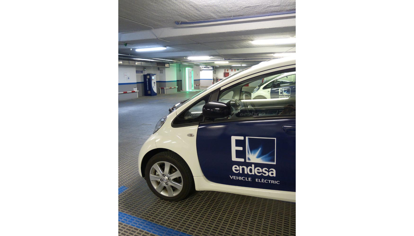 Vehculo elctrico de Endesa en el e-parking