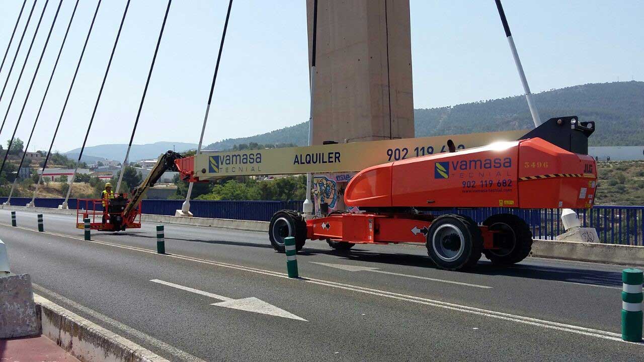 Plataforma Ultraboom 1850SJ de JLG empleada en el mantenimiento del Puente de Fernando Reig en Muro de Alcoy, Alicante