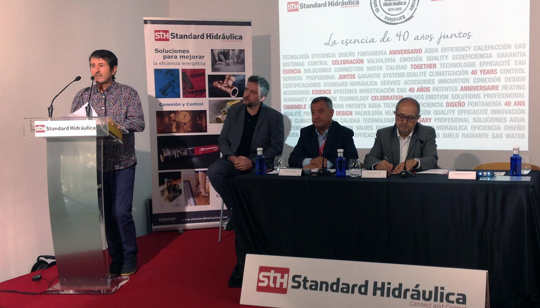 Alejandro Rodrigo, fundador de Standard Hidrulica, junto a lex Rovira, presentador del acto, Jaume Llacuna, director general de la compaa...
