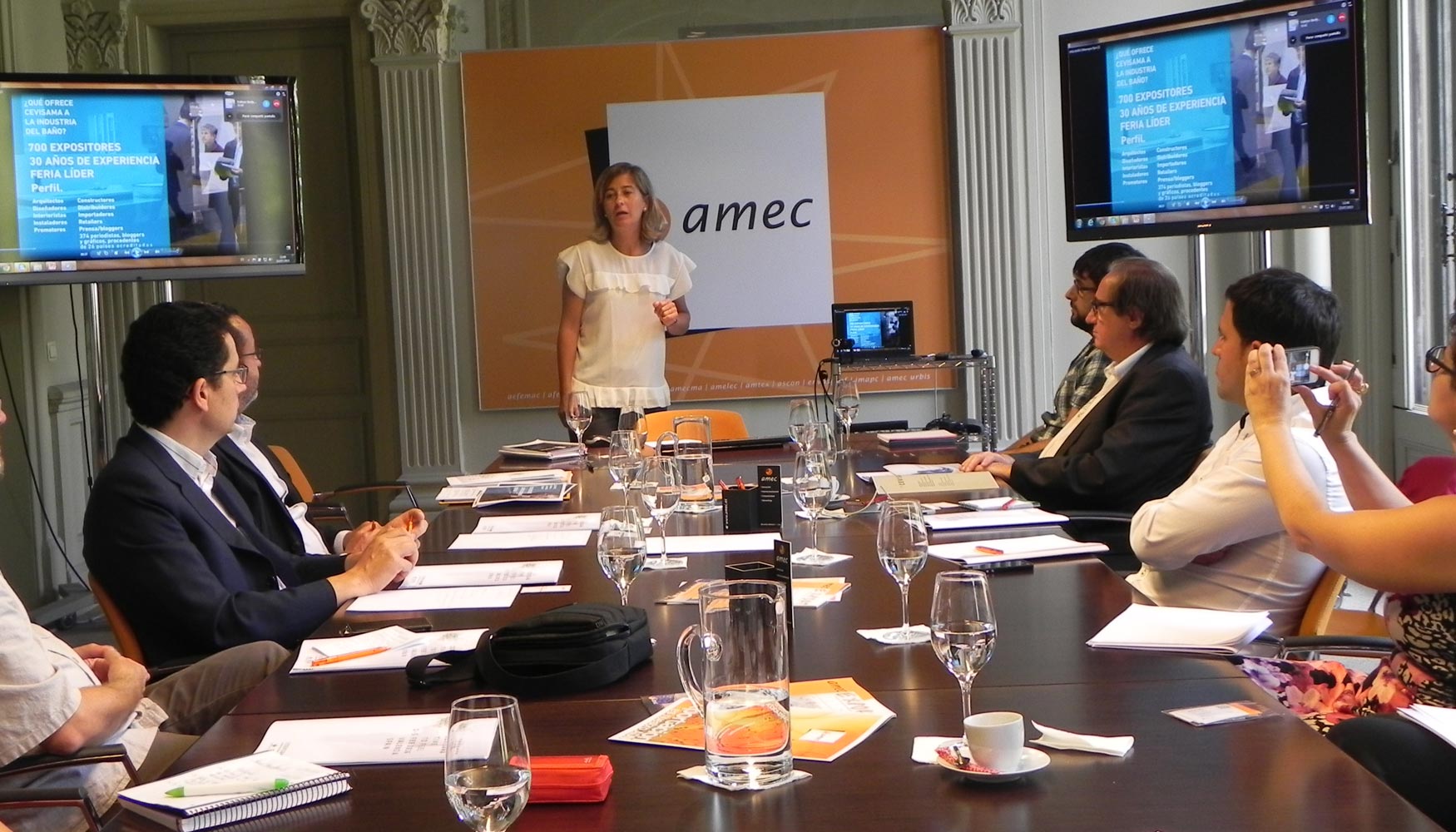 Presentacin de la directora de Cevisama, Carmen lvarez, ante empresas del sector de bao de Amec Ascon