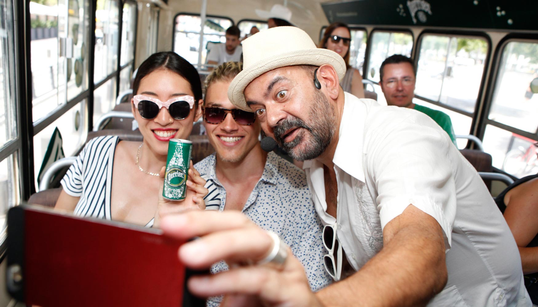 Jose Corbacho en pleno selfie con dos pasajeros del Perrier Beach Bus