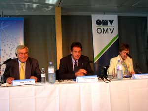 John Taylor, CEO de Borealis y Gerhard Roiss, Consejero Delegado de OMV y presidente del Consejo de Borealis, en rueda de prensa en Viena...