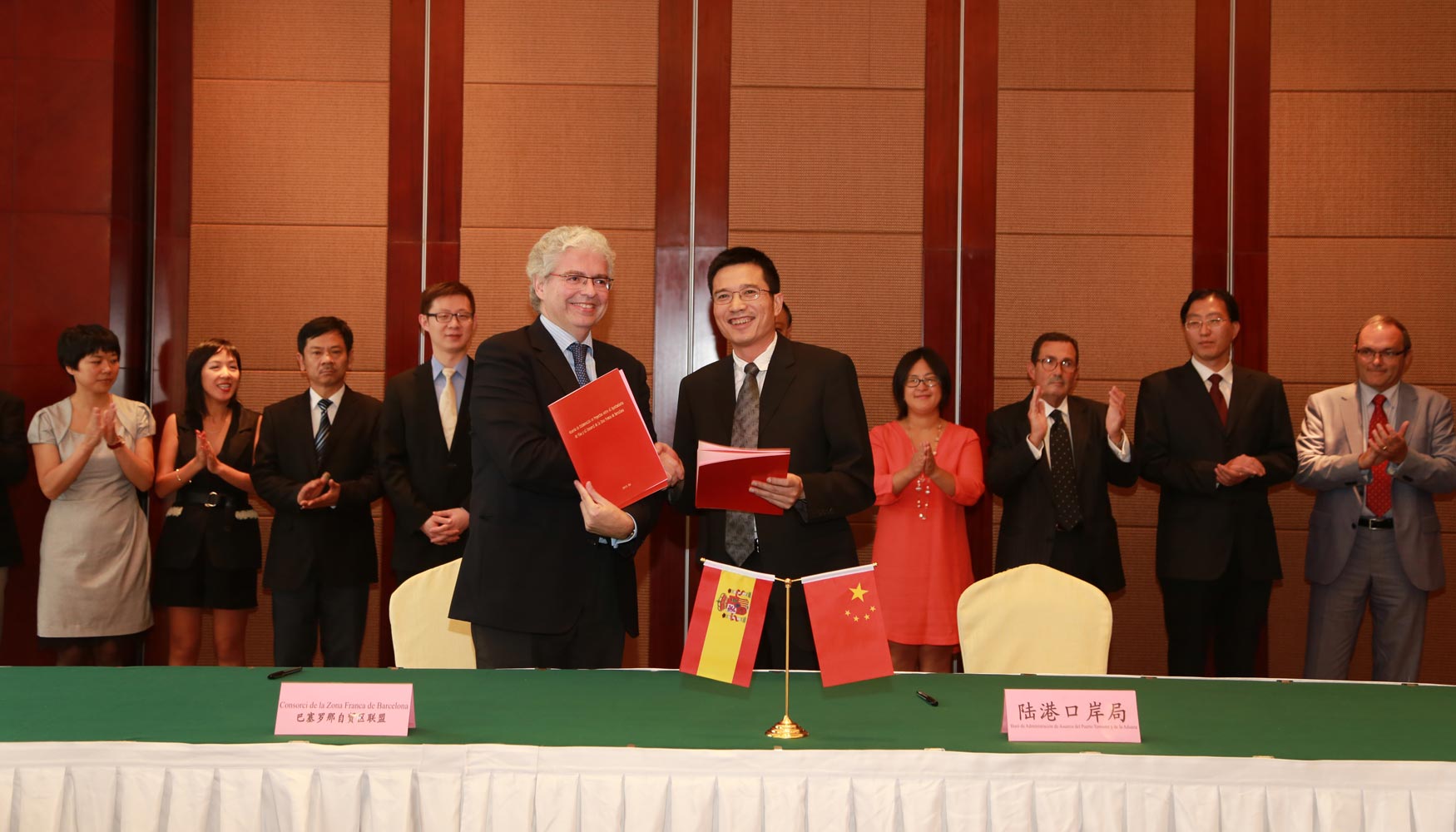 Firma del acuerdo de Jordi Cornet con el teniente de alcalde de Yiwu, Xiong Tao