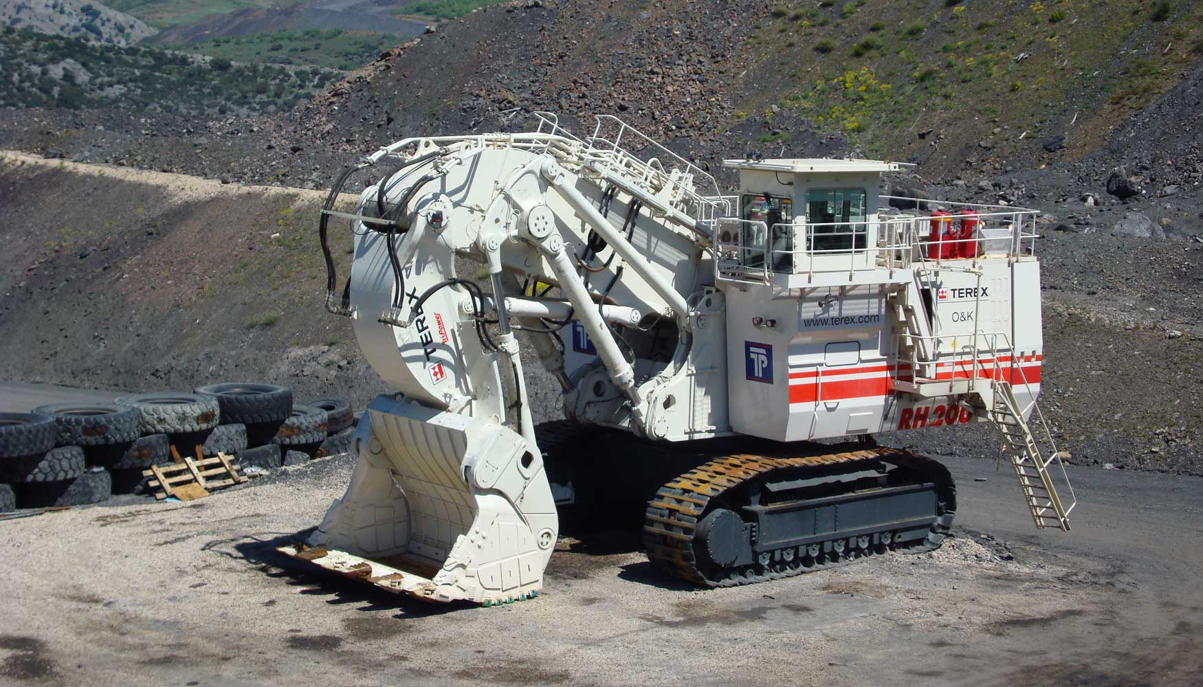 Gran excavadora minera frontal Terex O&K RH30D propiedad de Transportes Peal