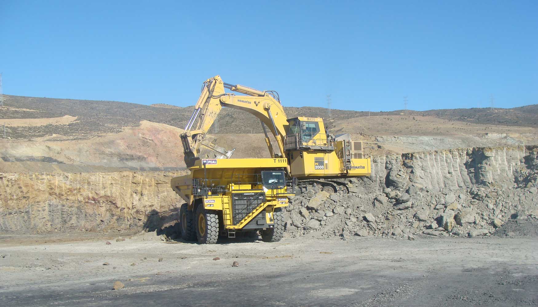 Trabajos de extraccin de material mediante equipos Komatsu