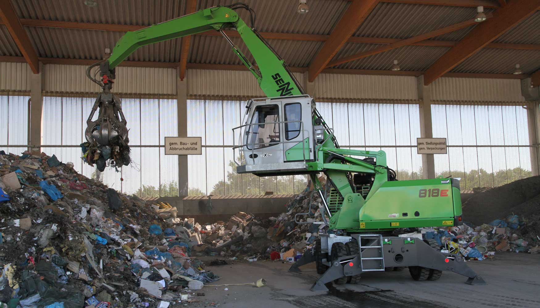 Schlter Baumaschinen GmbH entreg dos nuevas excavadoras de manipulacin Sennebogen 818 a la gestora de residuos Entsorgungswirtschaft Soest GmbH...