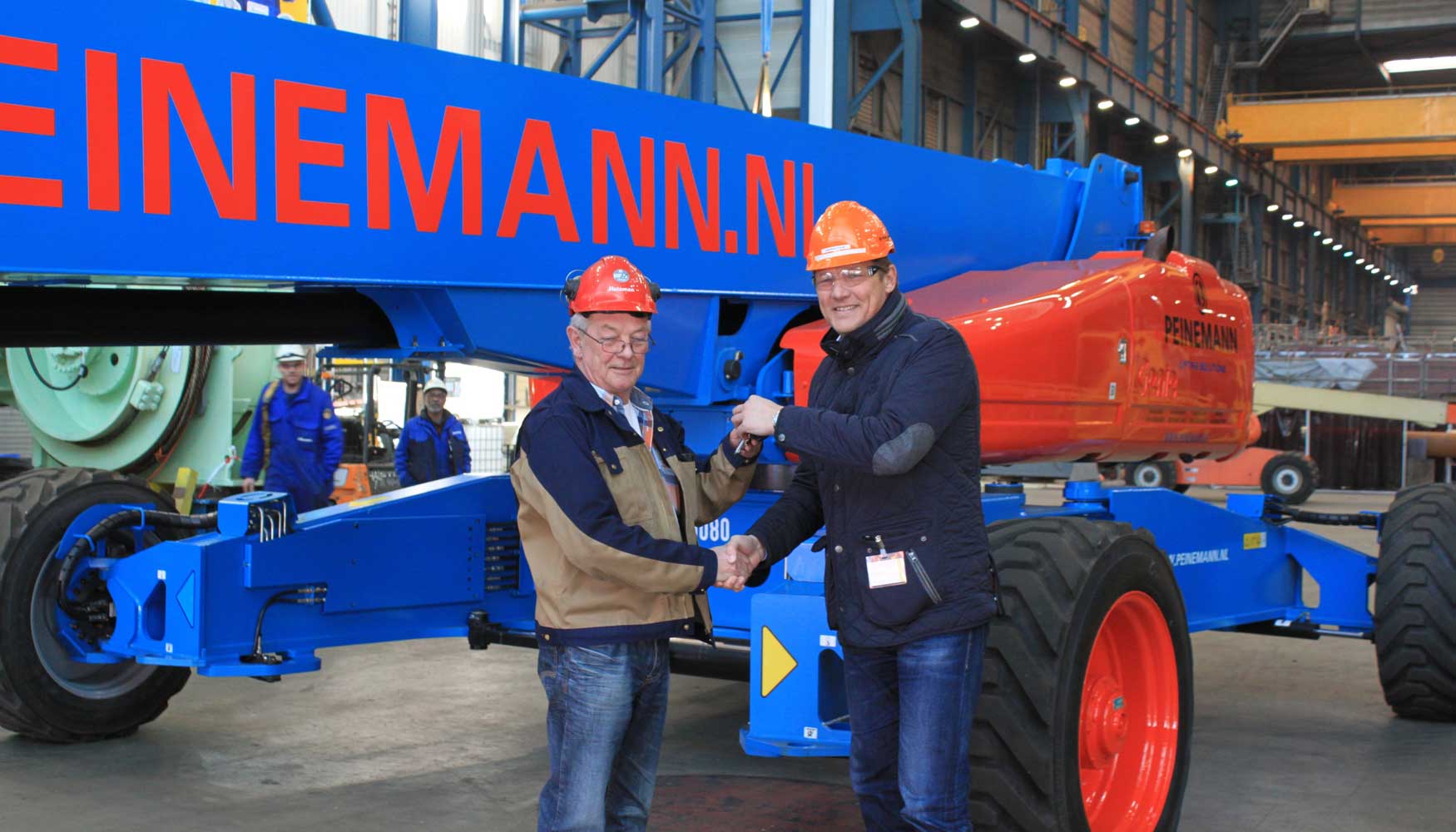 Andrew Pauw (derecha), director general de la divisin de elevacin en Peinemann, y Wil van Boxtel, responsable de planta, Huisman...