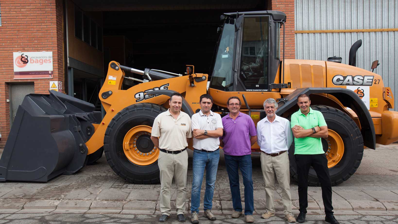 De izquierda a derecha: Juan Vicente Lpez, delegado de servicio tcnico de Case; Jordi Carrera, gerente de la empresa Excavacions del Bages, S.A...
