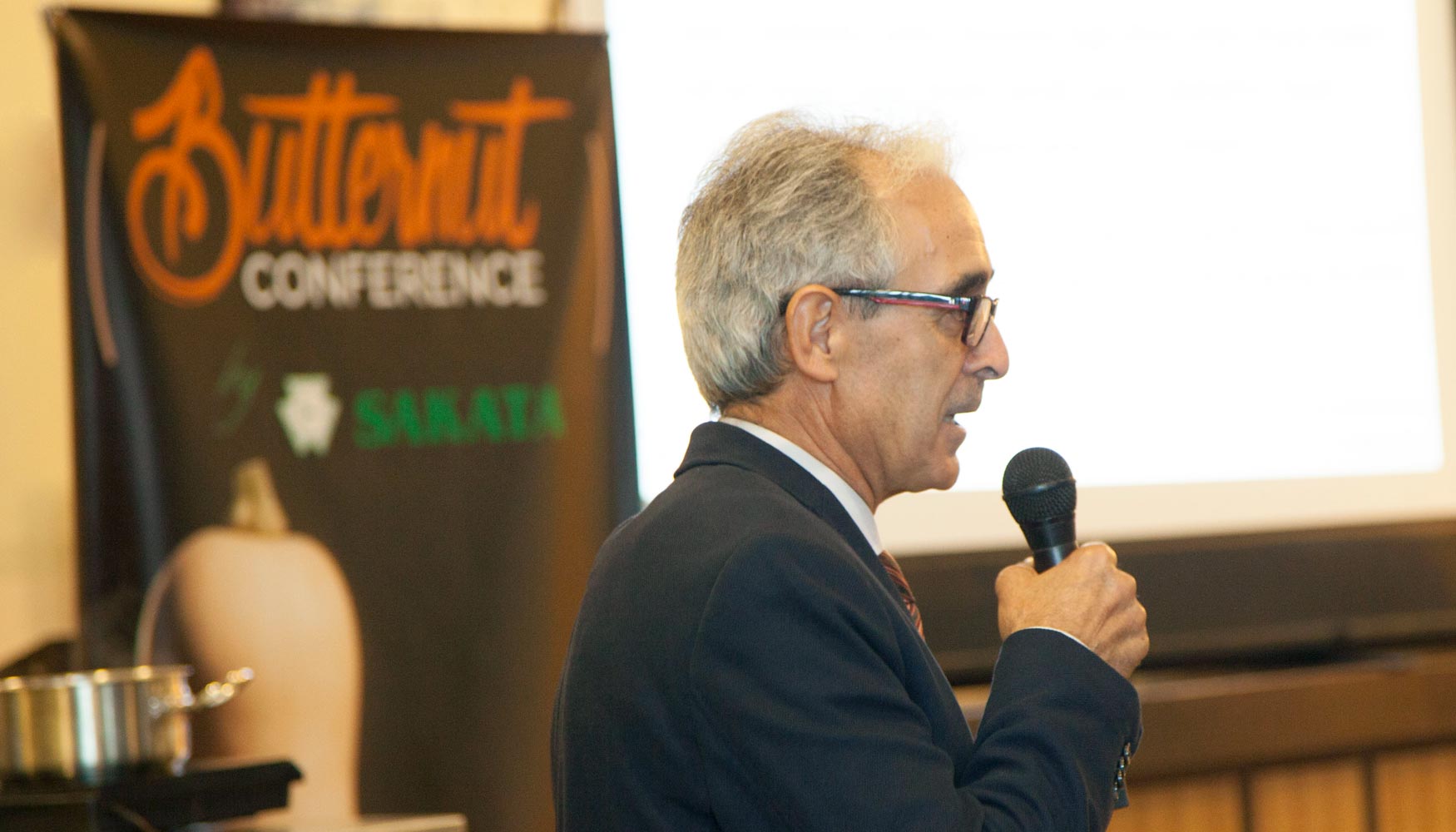 Javier Bernabu, director gerente de Sakata Seed Ibrica, durante su ponencia