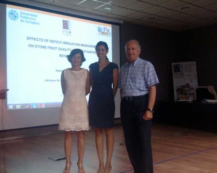 Natalia Falagn, en el centro, junto a los investigadores Encarna Aguayo y Francisco Arts Calero, directores de la tesis...