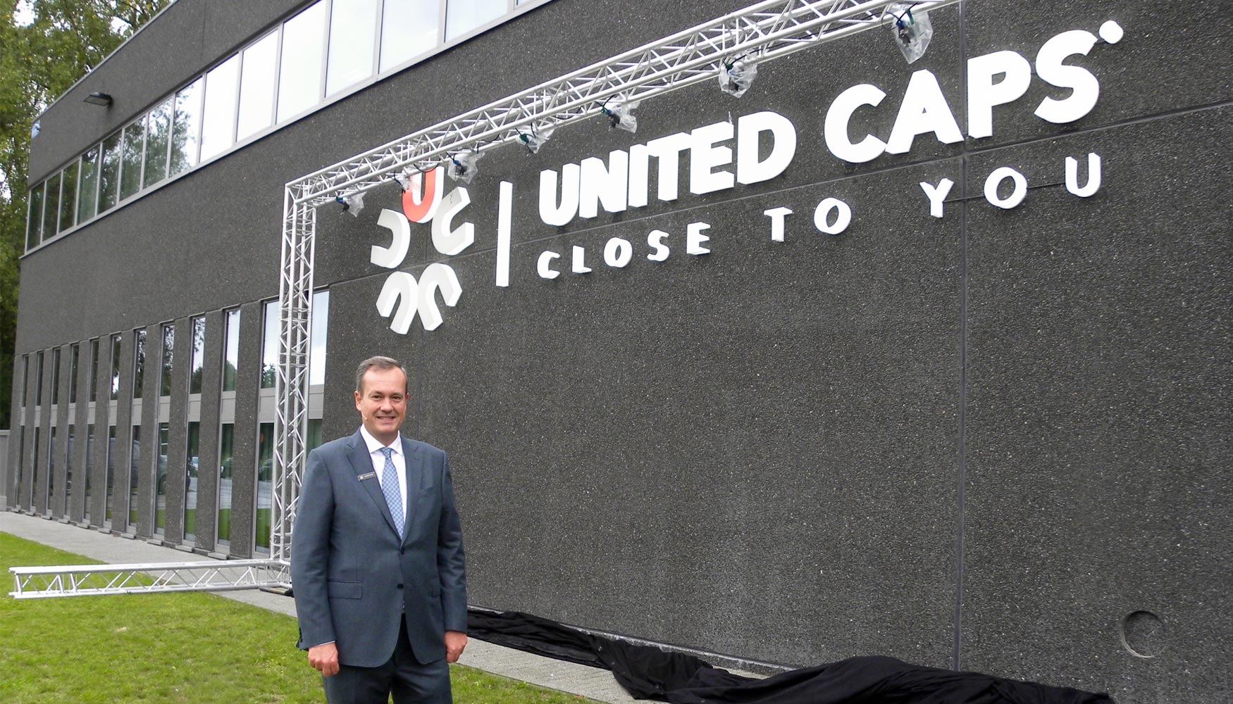 Benot Henckes, CEO de United Caps, tras retirar la lona que mostraba el nuevo nombre de Procap en la facha de sus instalaciones de Hoboken...