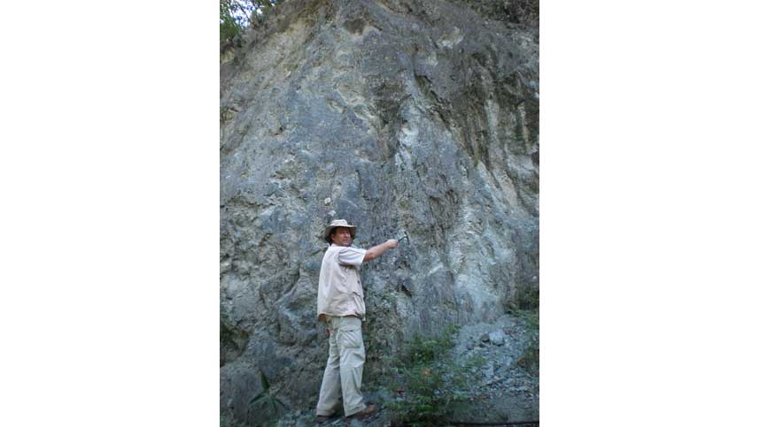 Fotograf�a 1. Ge�logo especialista tomando estaci�n geomec�nica