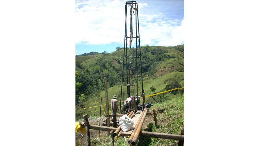 Fotograf�a 2. M�quina de sondeo trabajando en el sondeo ST13-4�