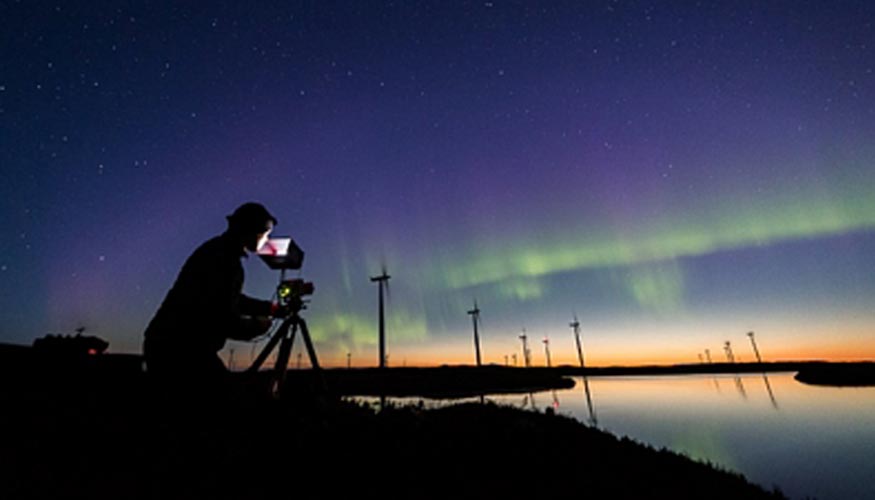 El equipo de Aurora Skycam utilizando la ME20F-SH para grabar una aurora boreal casi en completa oscuridad