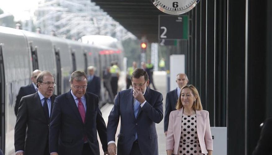 Llegada a la estaci�nd e Le�n con autoridades