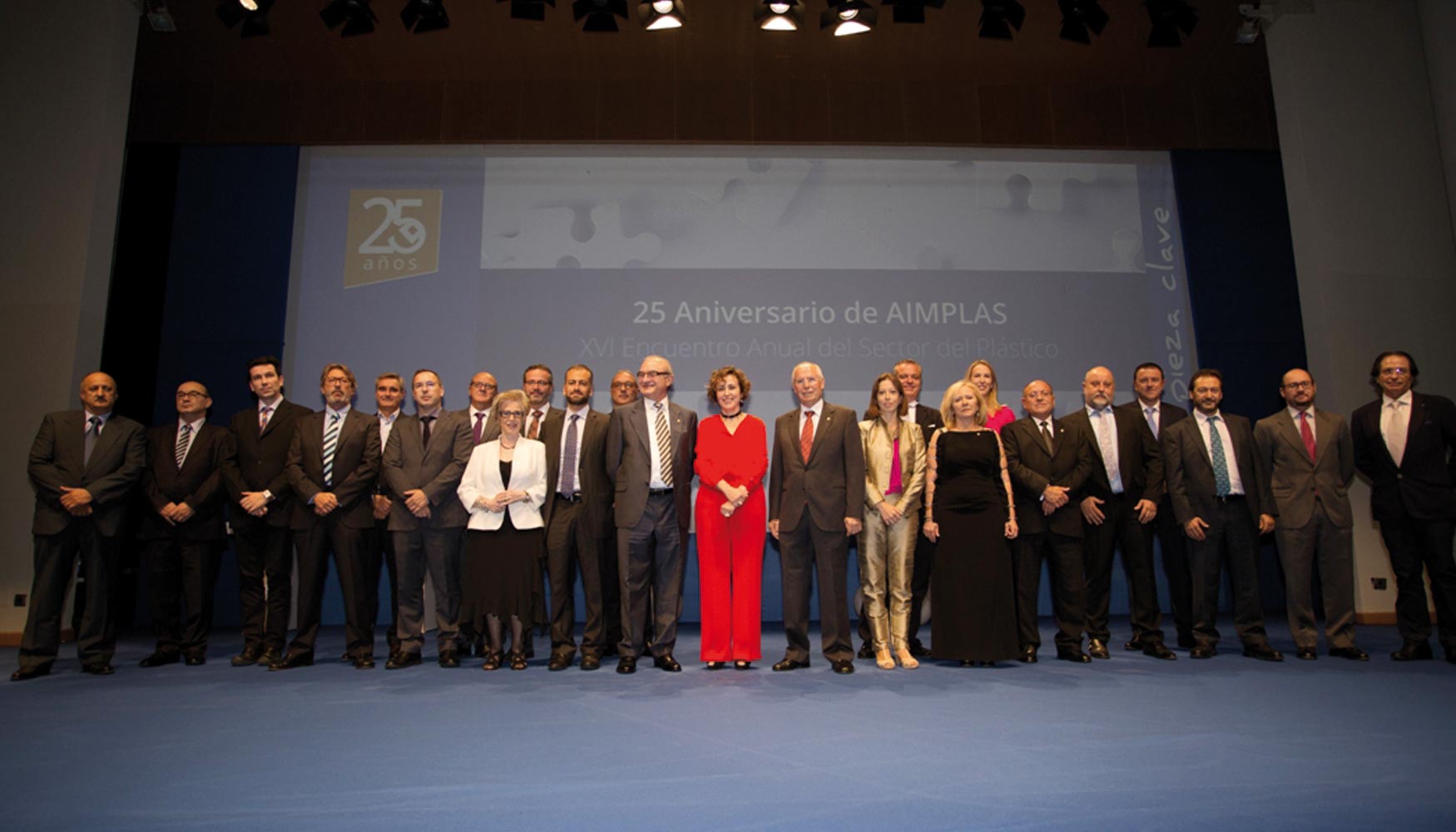 Los premiados por Aimplas y AVEP con la directora general de Industria