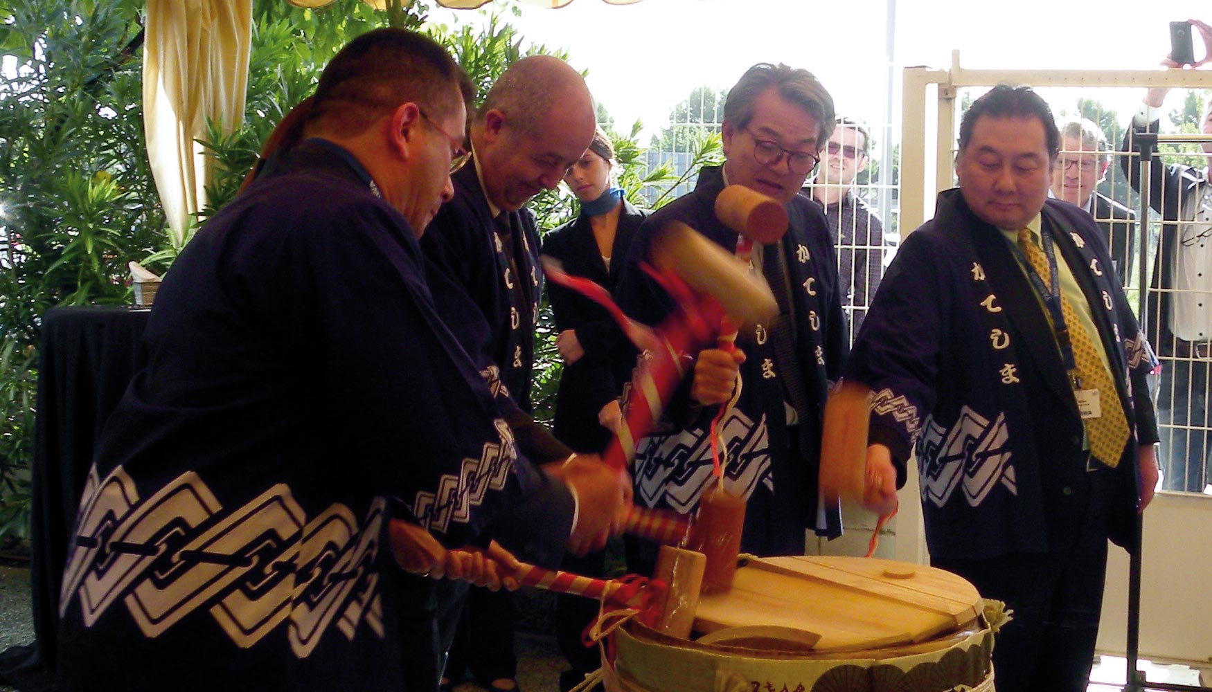 La Ceremonia del sake consiste en golpear el barril hasta obtener el sake, smbolo de buena fortuna