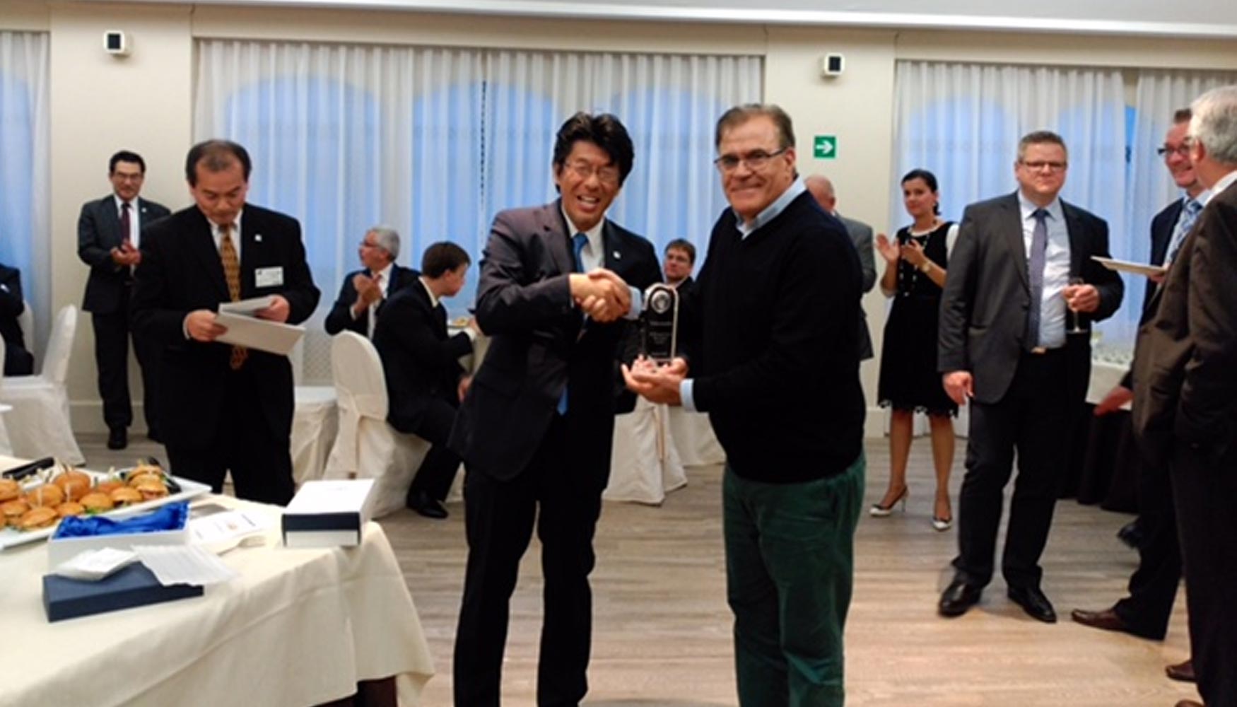 Katsuhiro Matsuura entregando a Antonio Postigo Trujillo, presidente de Maquiner, el galardn