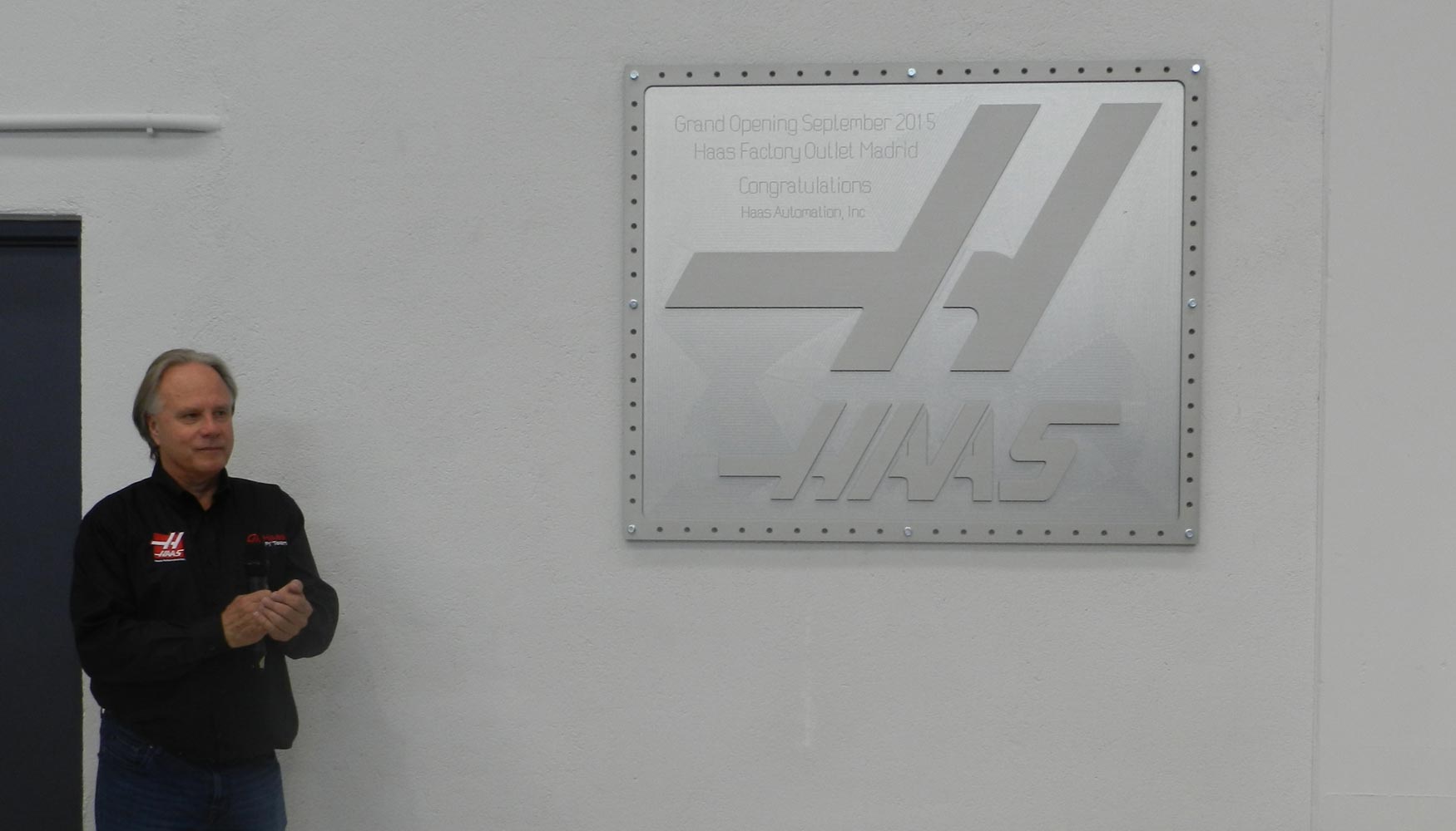 Gene Haas tras descubrir la placa del Grand Opening del HFO de Madrid