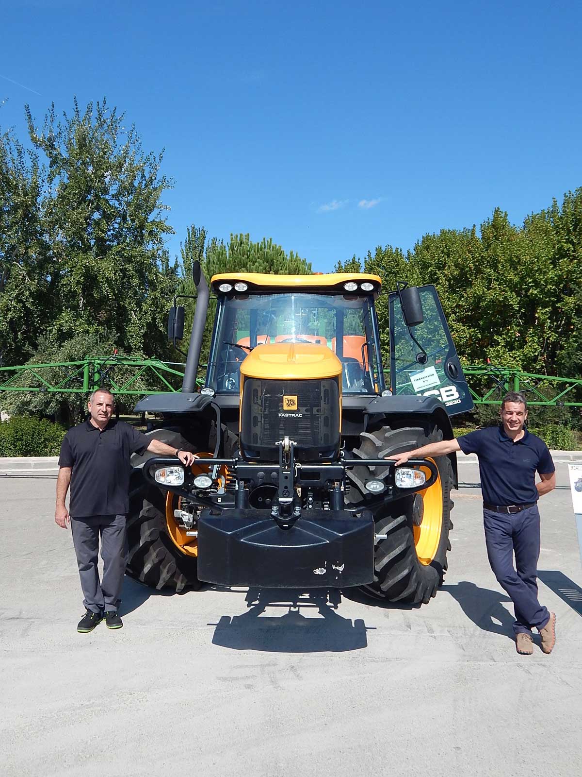 Miguel ngel Morlanes (izq.) y Enrique Arenas (dcha.), mximos responsables de Lomaq Maquinaria, posan junto al tractor Fastrac de JCB...
